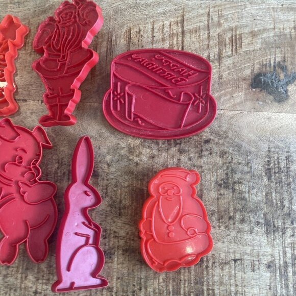 Vintage Red Holiday Cookie Cutters Pig Santa Rabbit Birthday Cake Piglet Porky - Picture 3 of 8